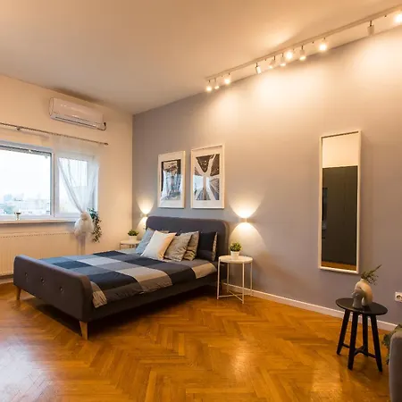 Spacious Penthouse With Terrace And City-view Bükreş